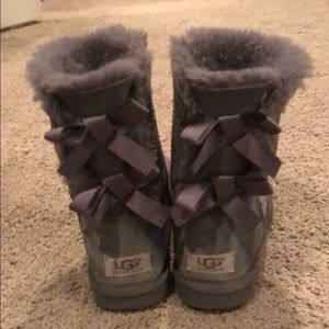Ugg women’s short Bailey bow boots-gray